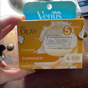 Gillette Venus Coconut Comfortglide razors